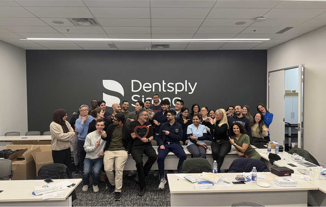 Le Dr Gary Glassman, président du corps professoral du dc Institut, avec les participants à son cours d’endodontie.