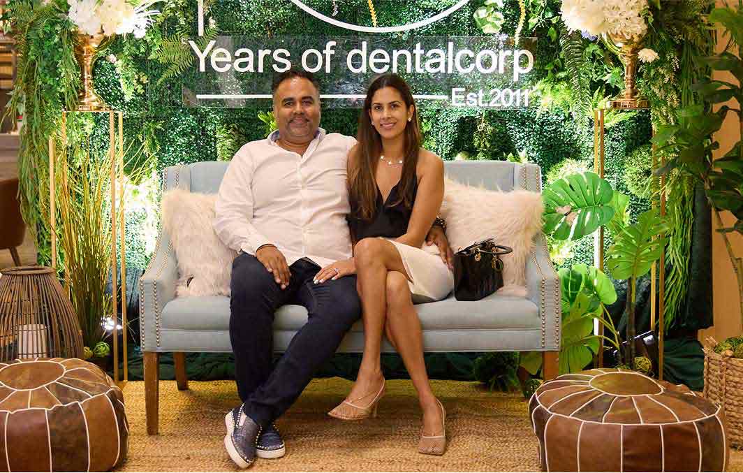 Le Dr Amit Puri, partenaire de Dentalcorp, et épouse à la célébration du 10ᵉ anniversaire.