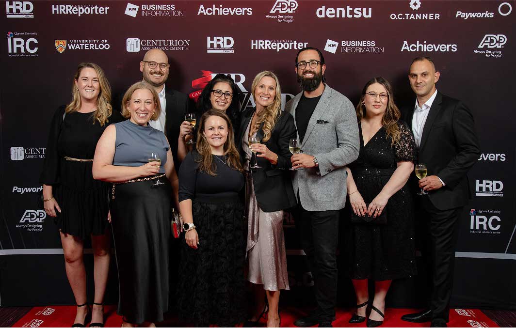 Nate Tchaplia, Nicola Deall et des membres de l’équipe des RH célèbrent les victoires de l’équipe aux Canadian HR Awards.
